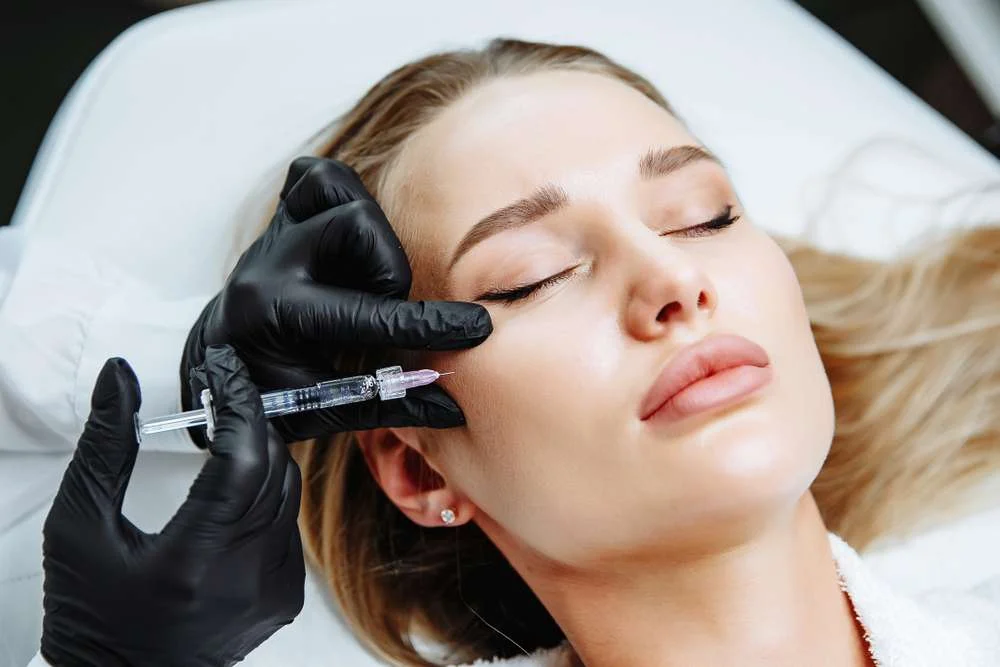 تجربتي مع حقن الدهون في الوجه رحلة جريئة نحو تجميل طبيعي وشباب دائم